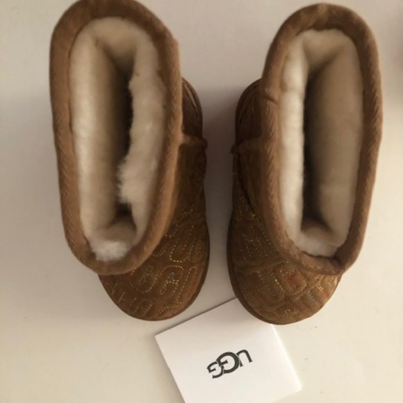 UGG Classic II Graphic Stitch Leather Kids' Short Boot for boy or girl. Size: 6 - Picture 3 of 13